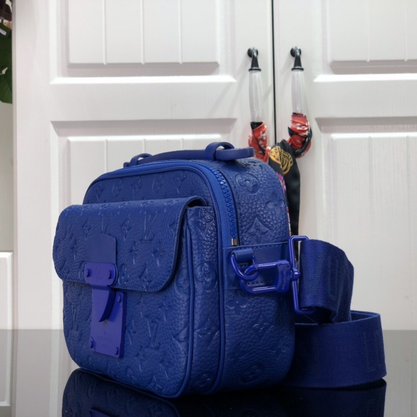 LV S LOCK MESSENGER M58489