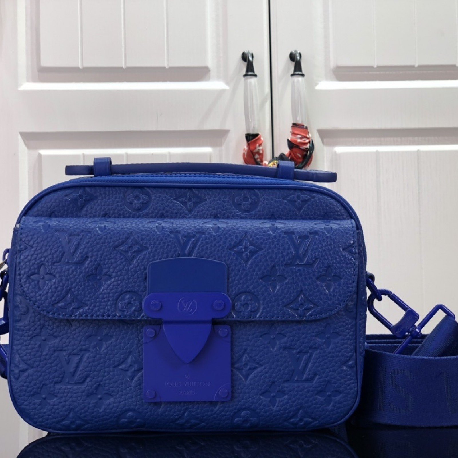 LV S LOCK MESSENGER M58489