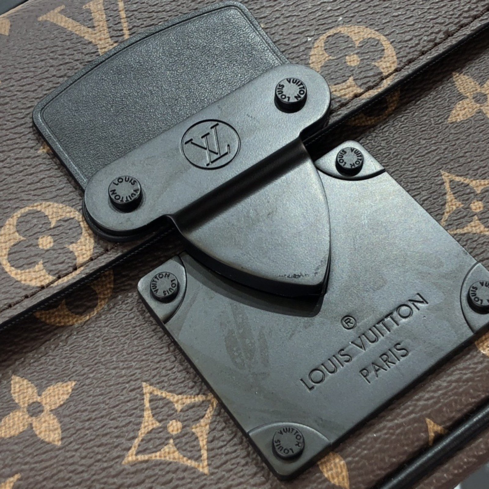 LV S LOCK SLING BAG M45807