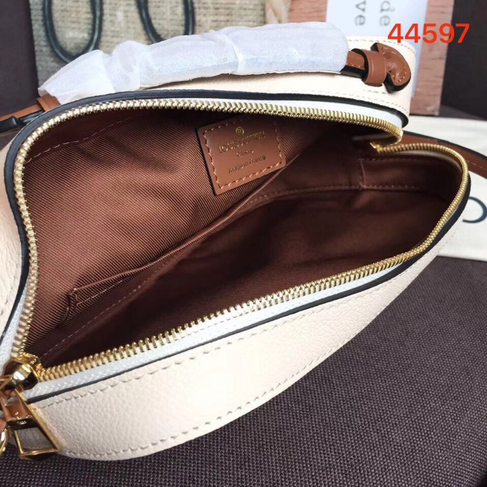 LV SAINTONGE BAG M44606