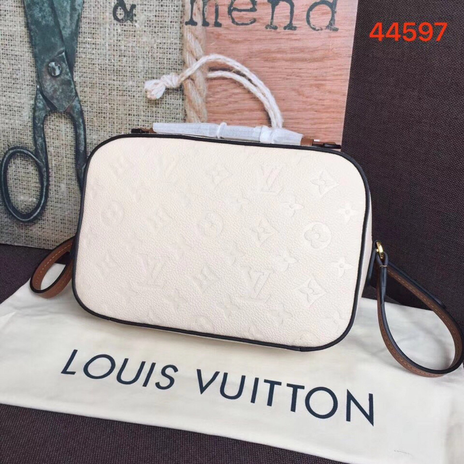 LV SAINTONGE BAG M44606