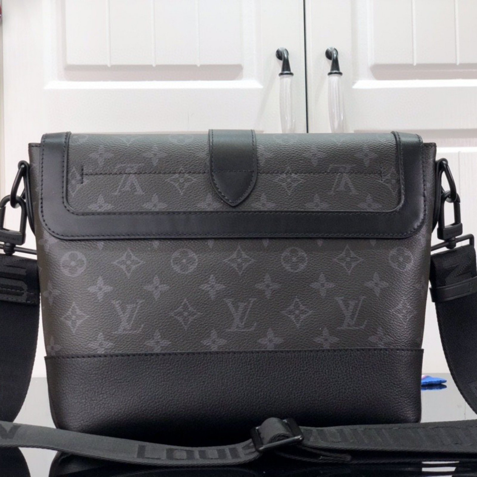 LV SAUMUR MESSENGER M45911