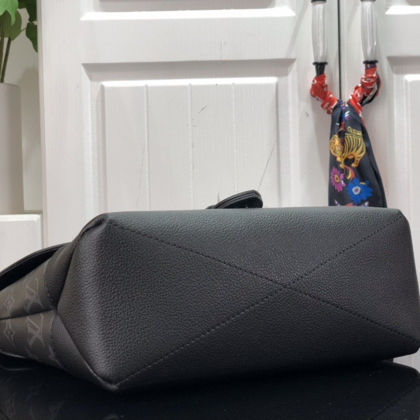 LV SAUMUR MESSENGER M45911