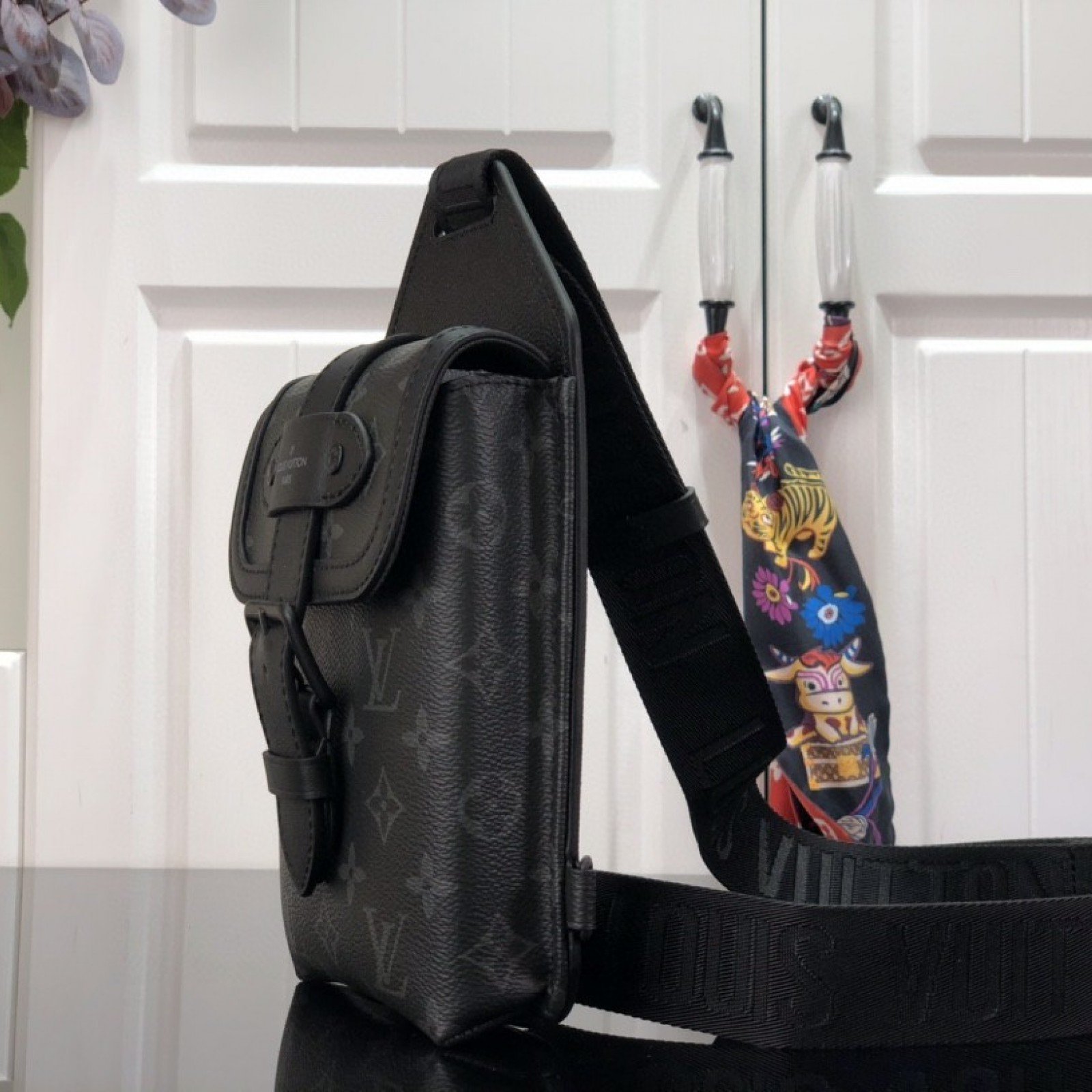 LV SAUMUR SLINGBAG M45912