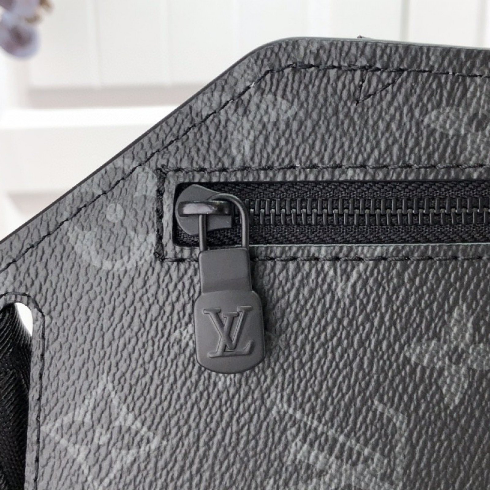 LV SAUMUR SLINGBAG M45912