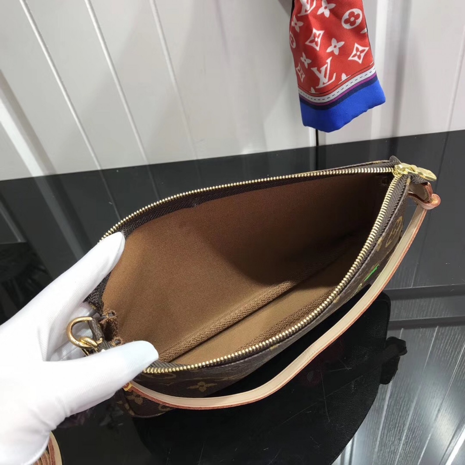 LV SHOULDER BAG M51980