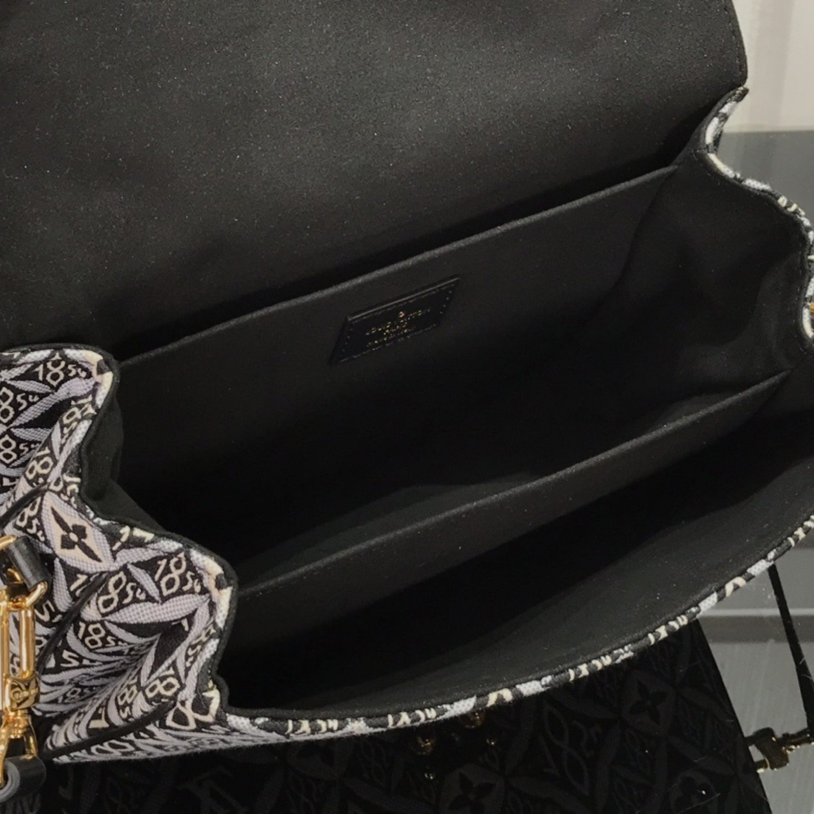 LV SINCE 1854 POCHETTE METIS M57272