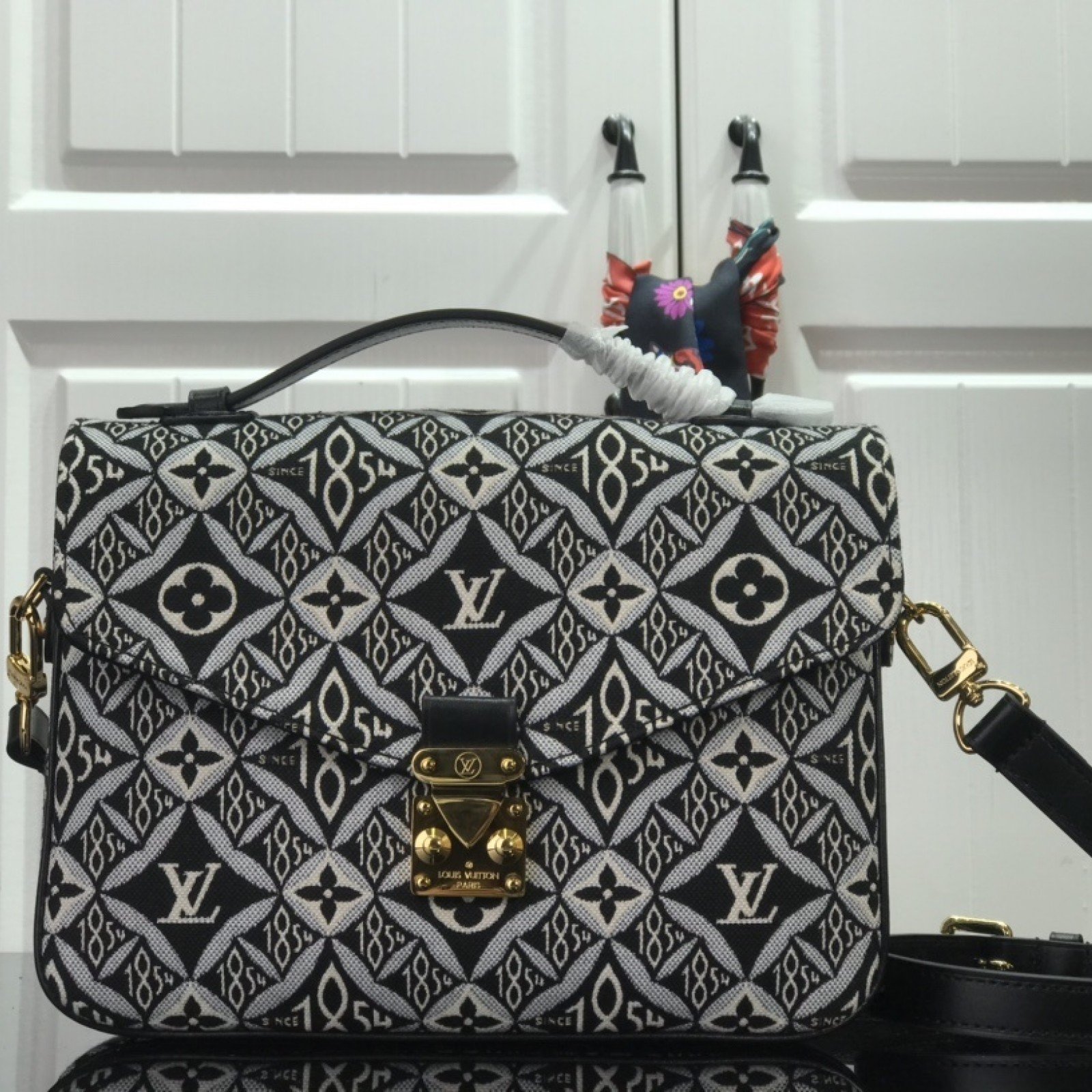 LV SINCE 1854 POCHETTE METIS M57272