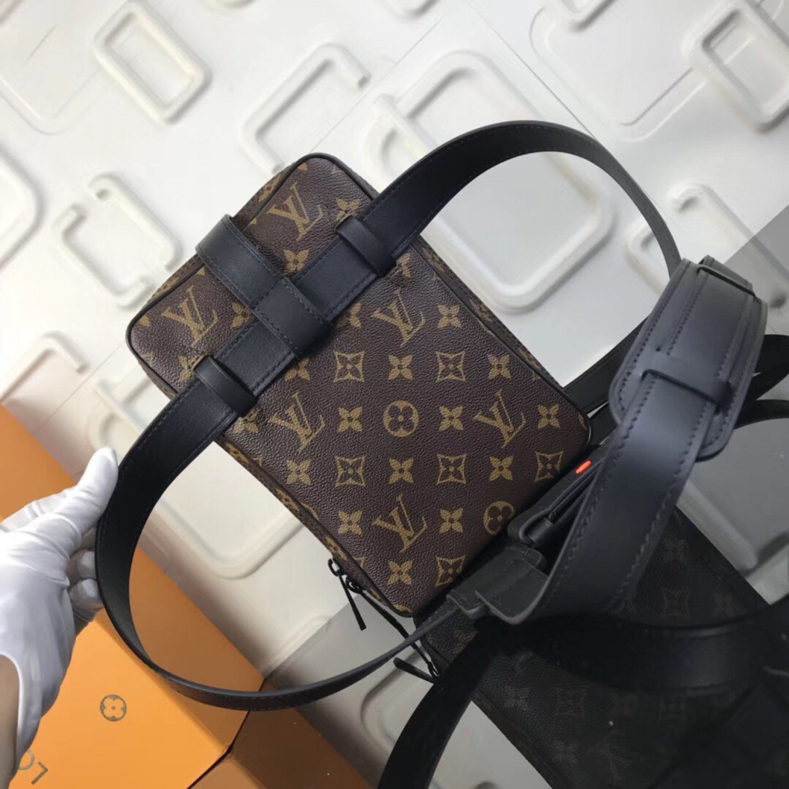 LV SLING BAG M44428