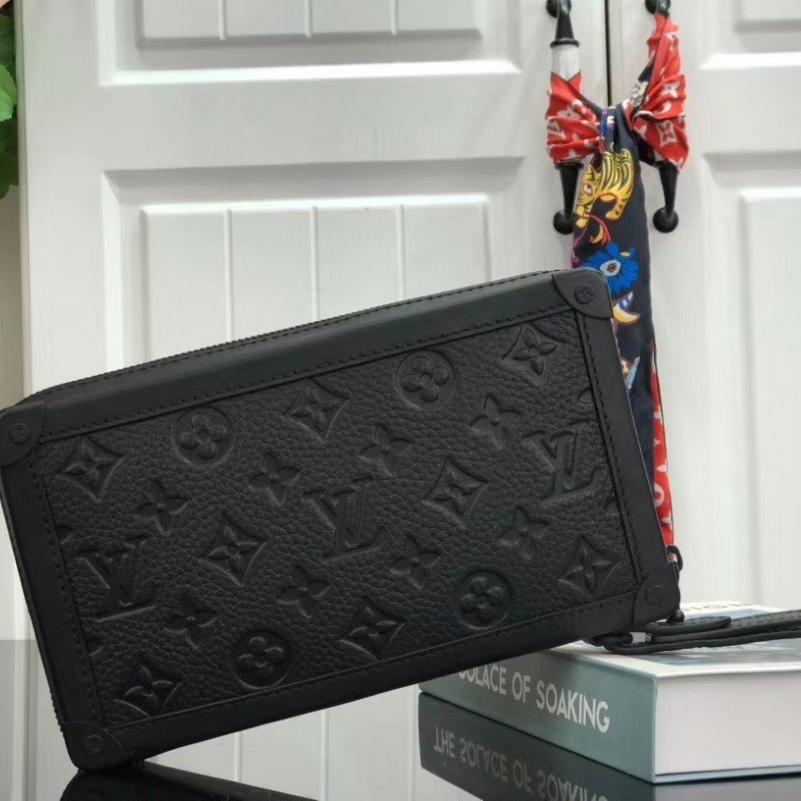 LV SOFT TRUNK CLUTCH M68986