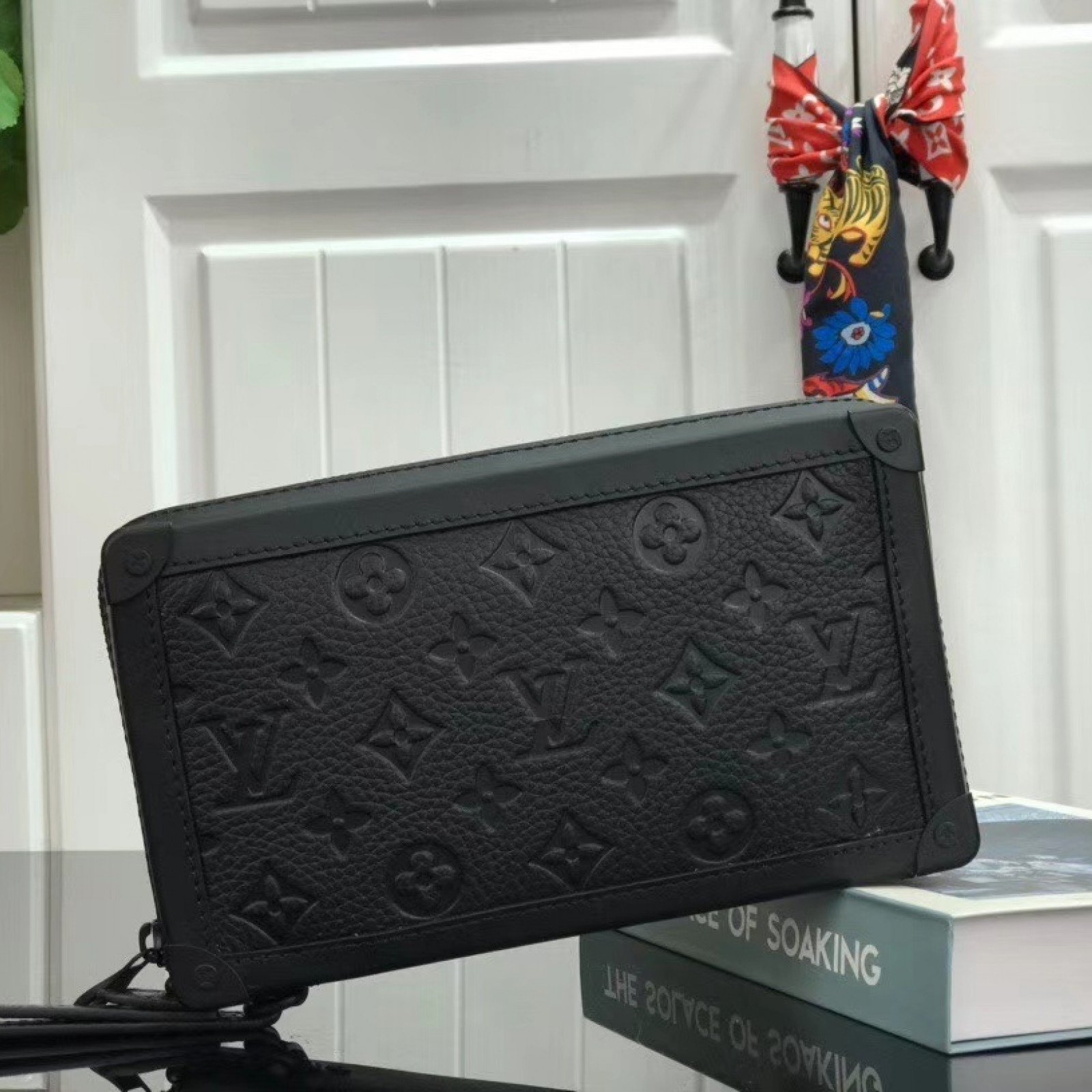 LV SOFT TRUNK CLUTCH M68986