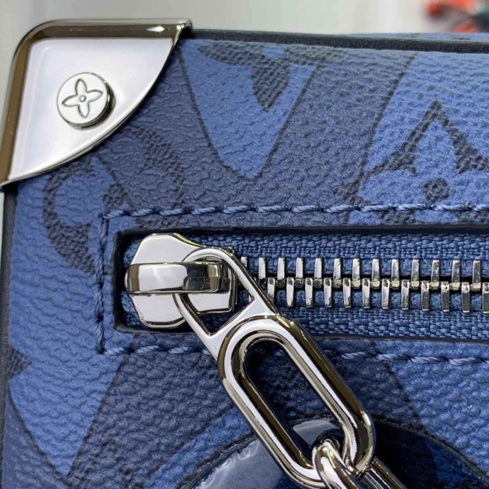 LV Should bag M22588
