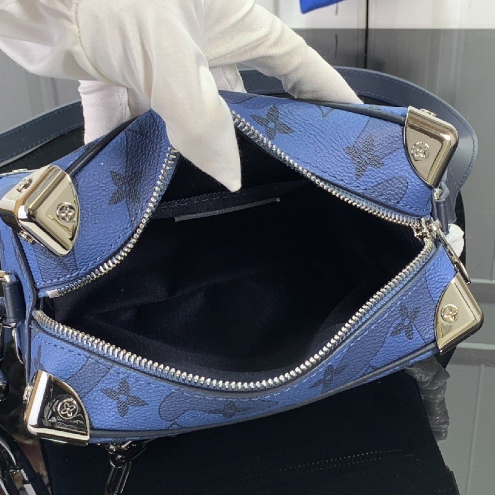 LV Should bag M22588