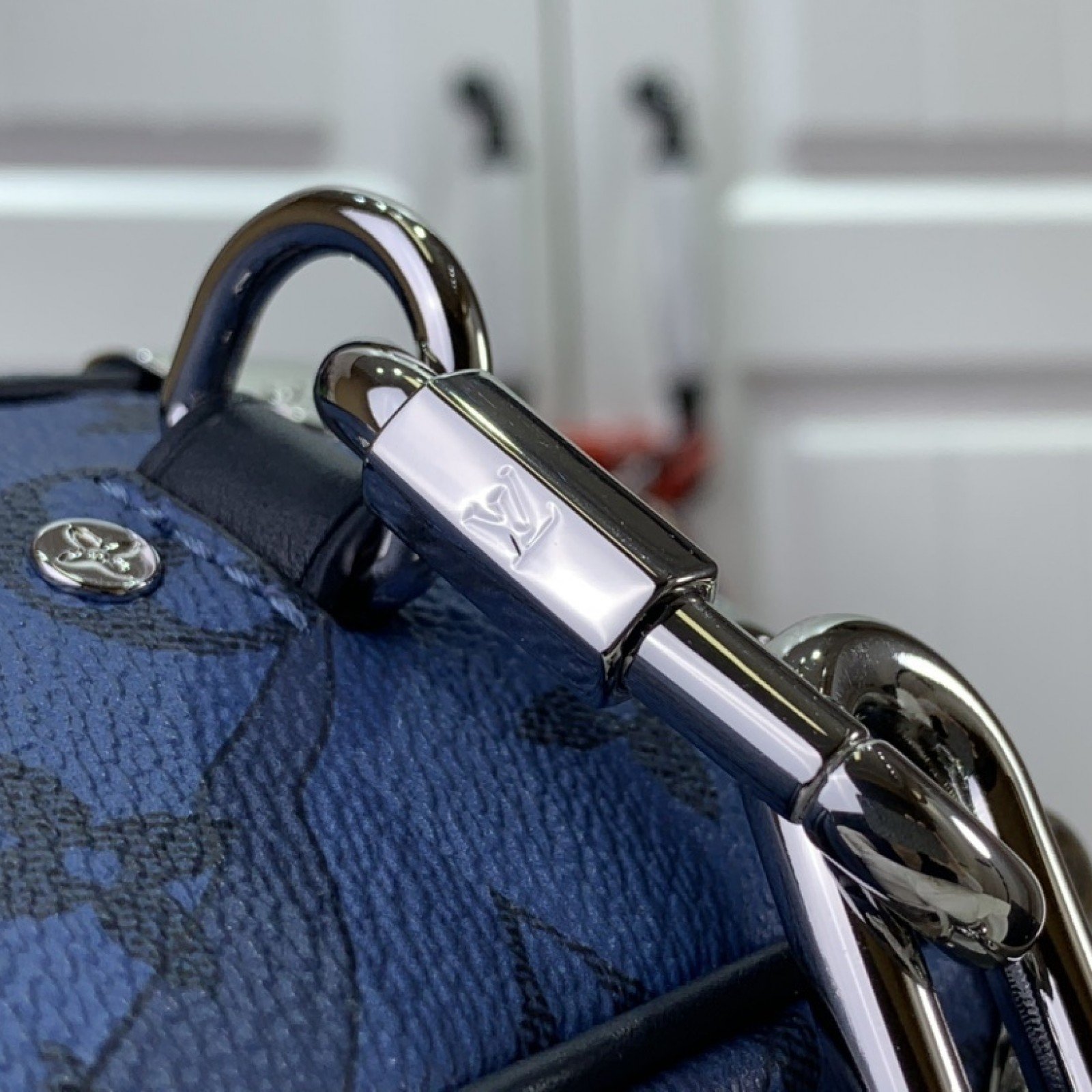 LV Should bag M22588