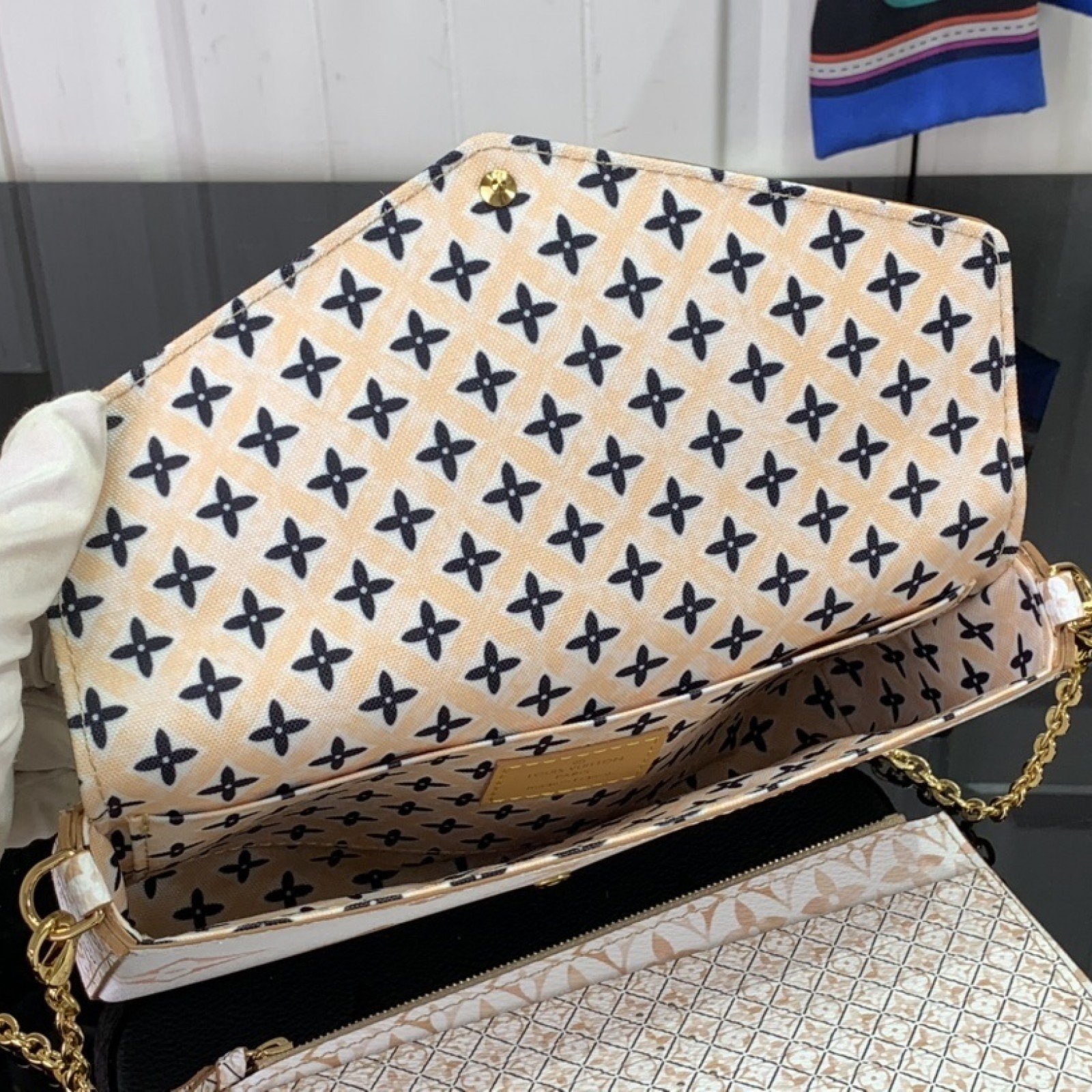 LV Should bag M82520
