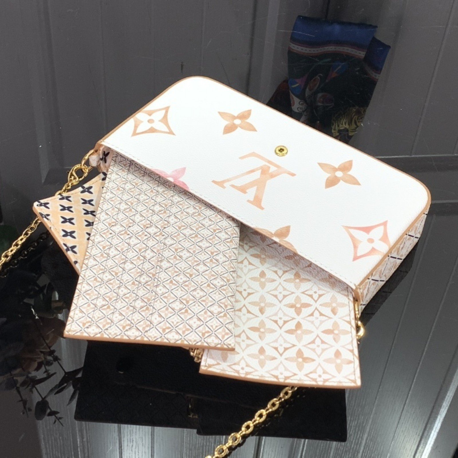 LV Should bag M82520