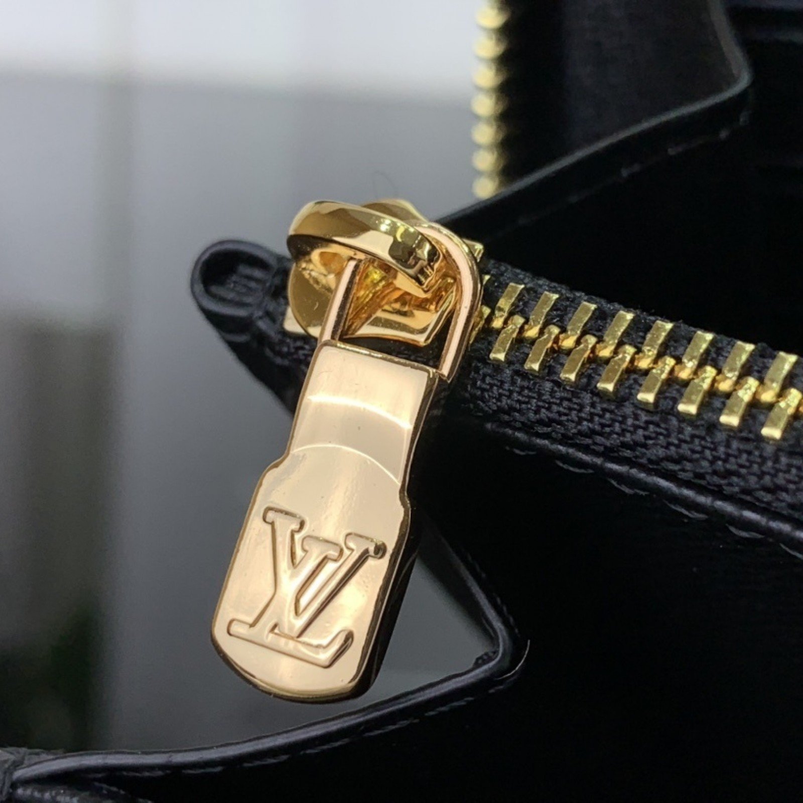LV Should bag M82529