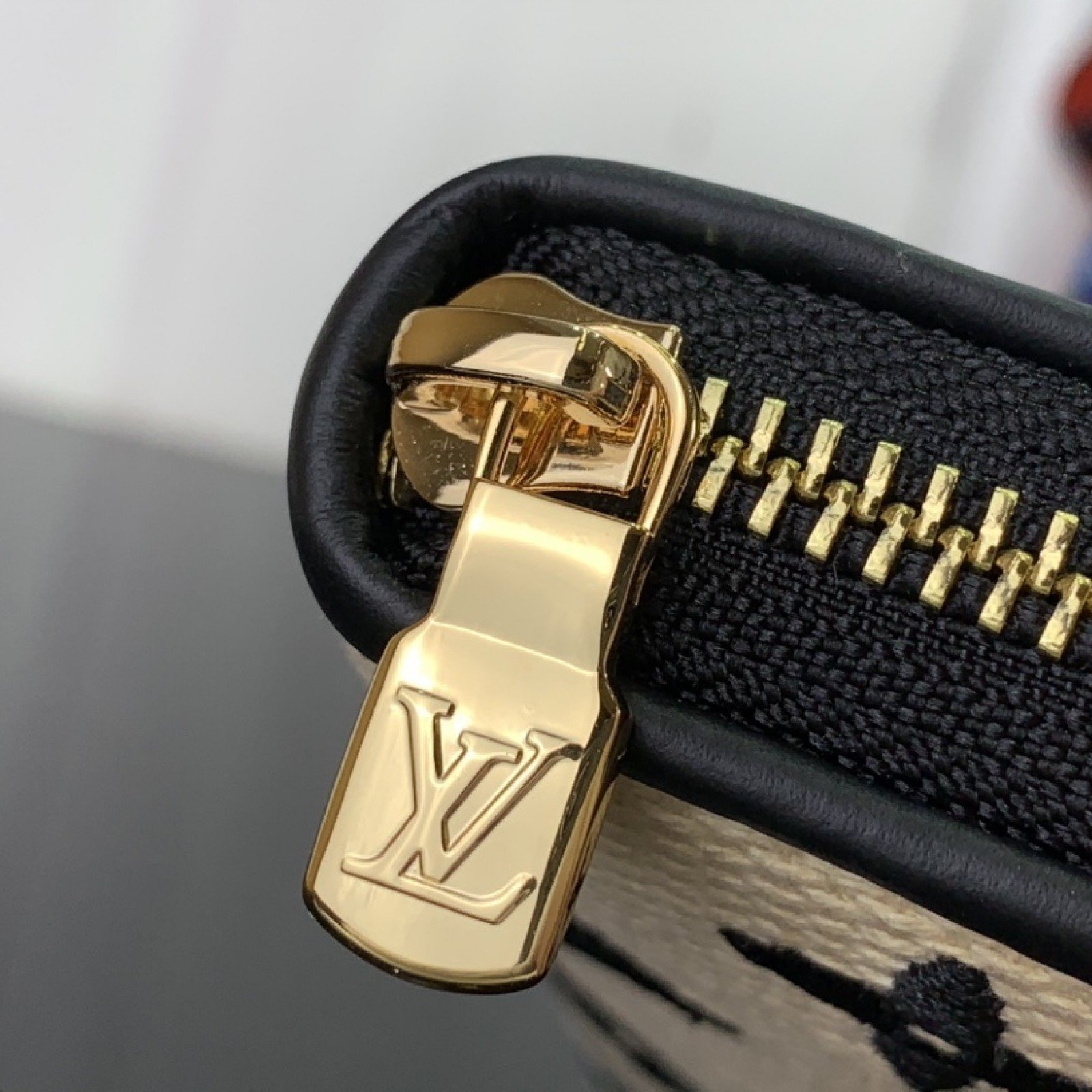 LV Should bag M82529