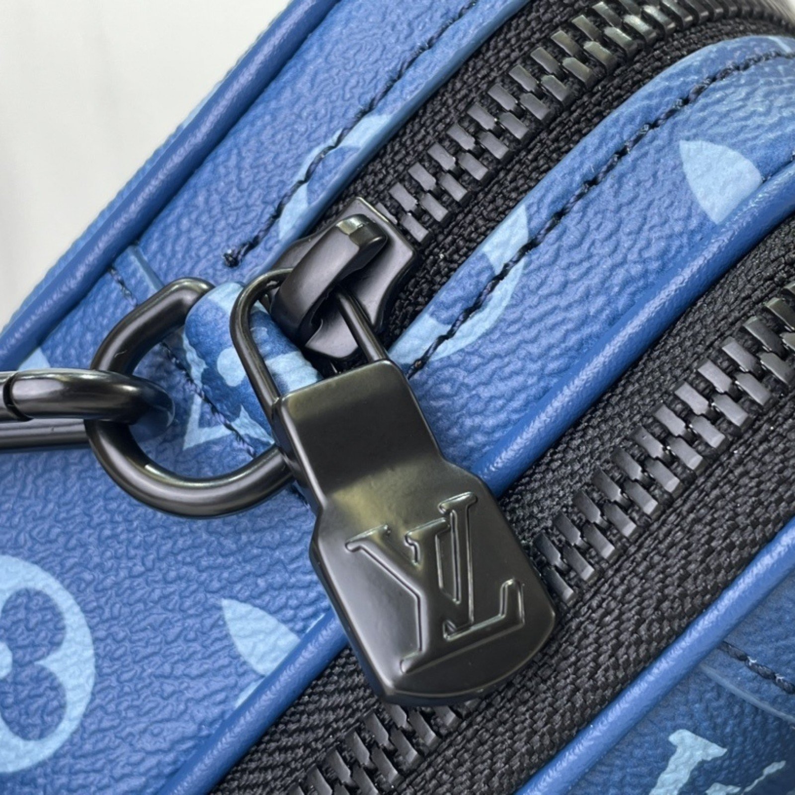 LV Should bag M82801