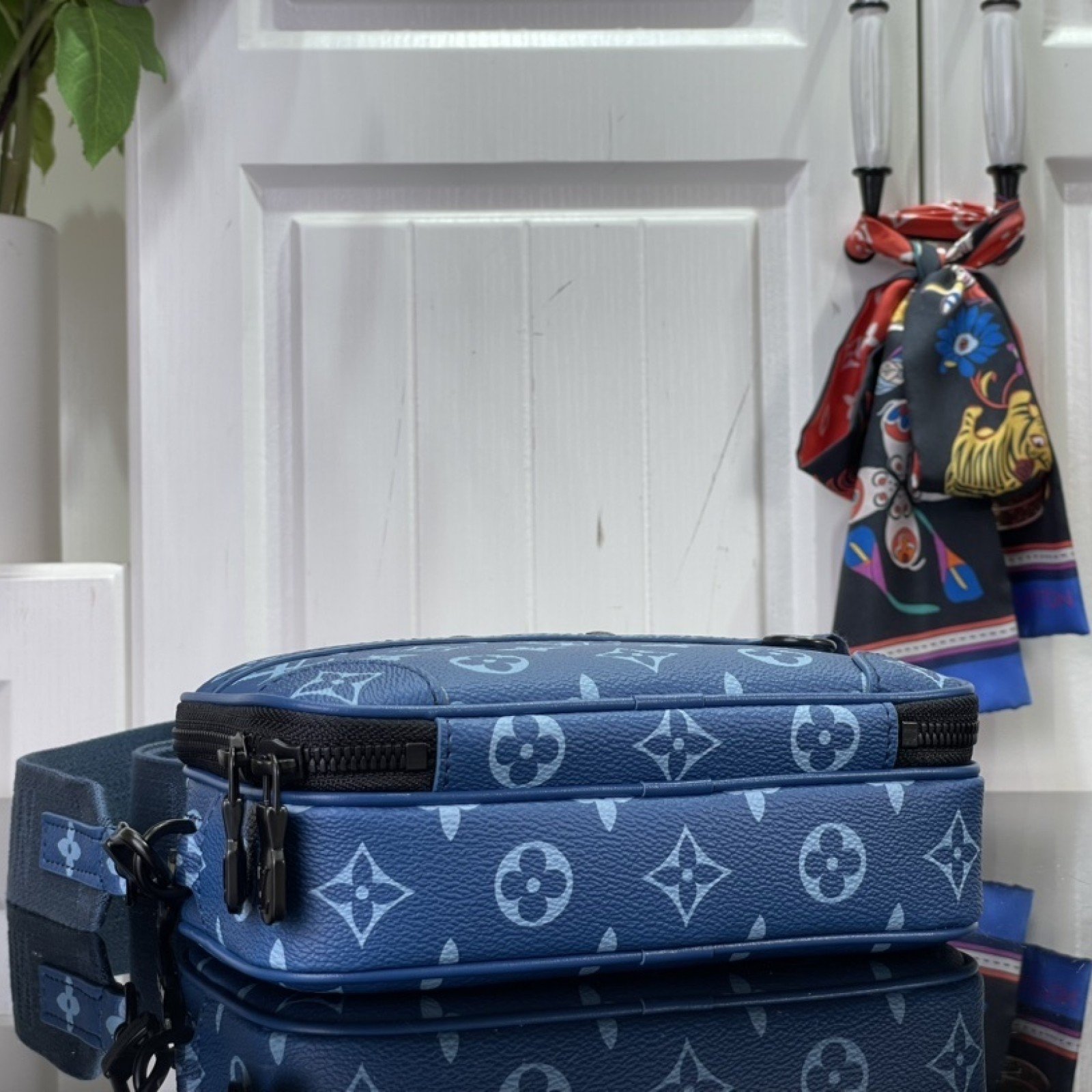 LV Should bag M82801