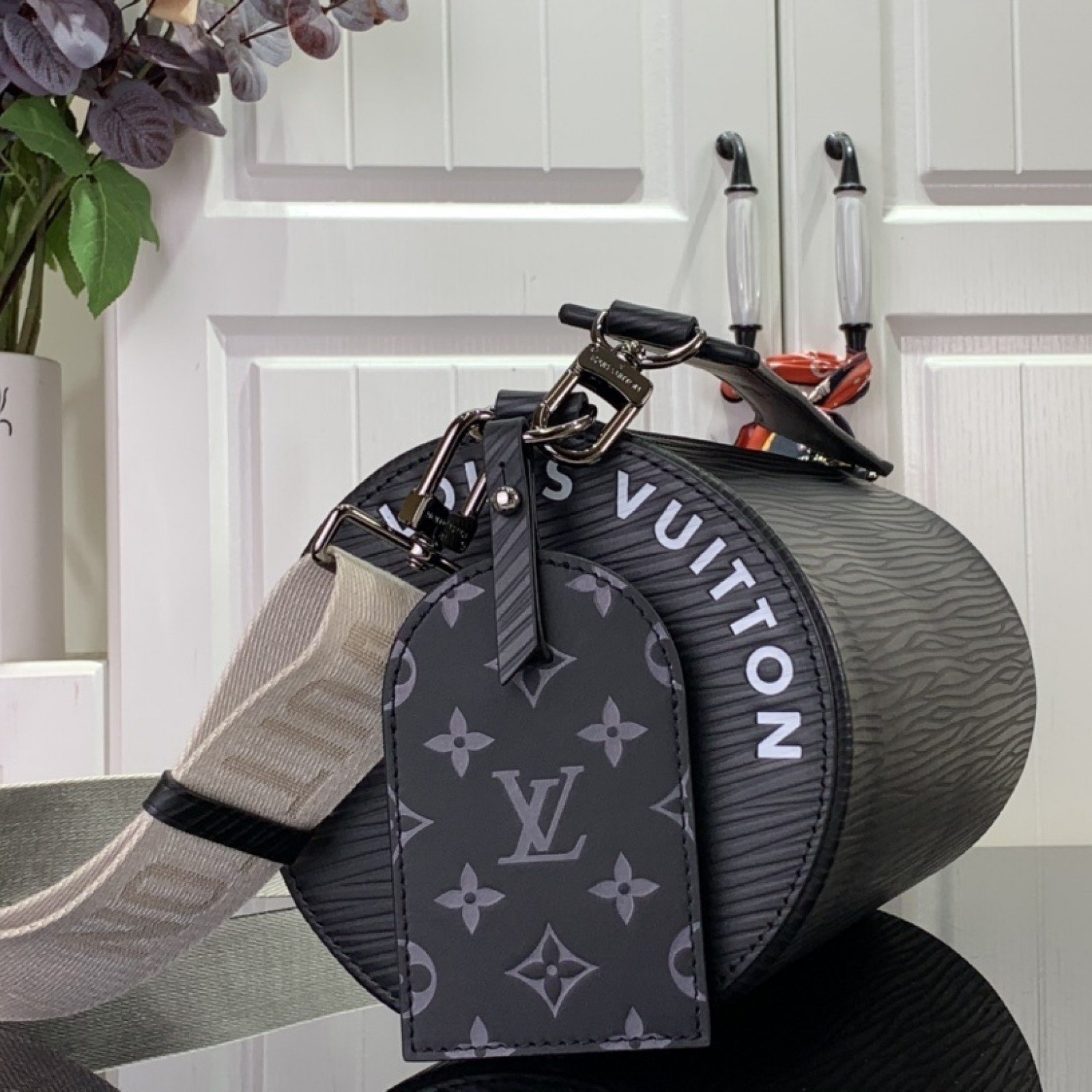 LV Should bag m23092