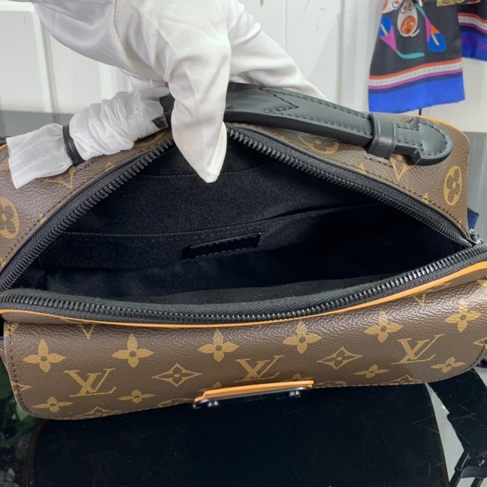 LV Should bag m46688