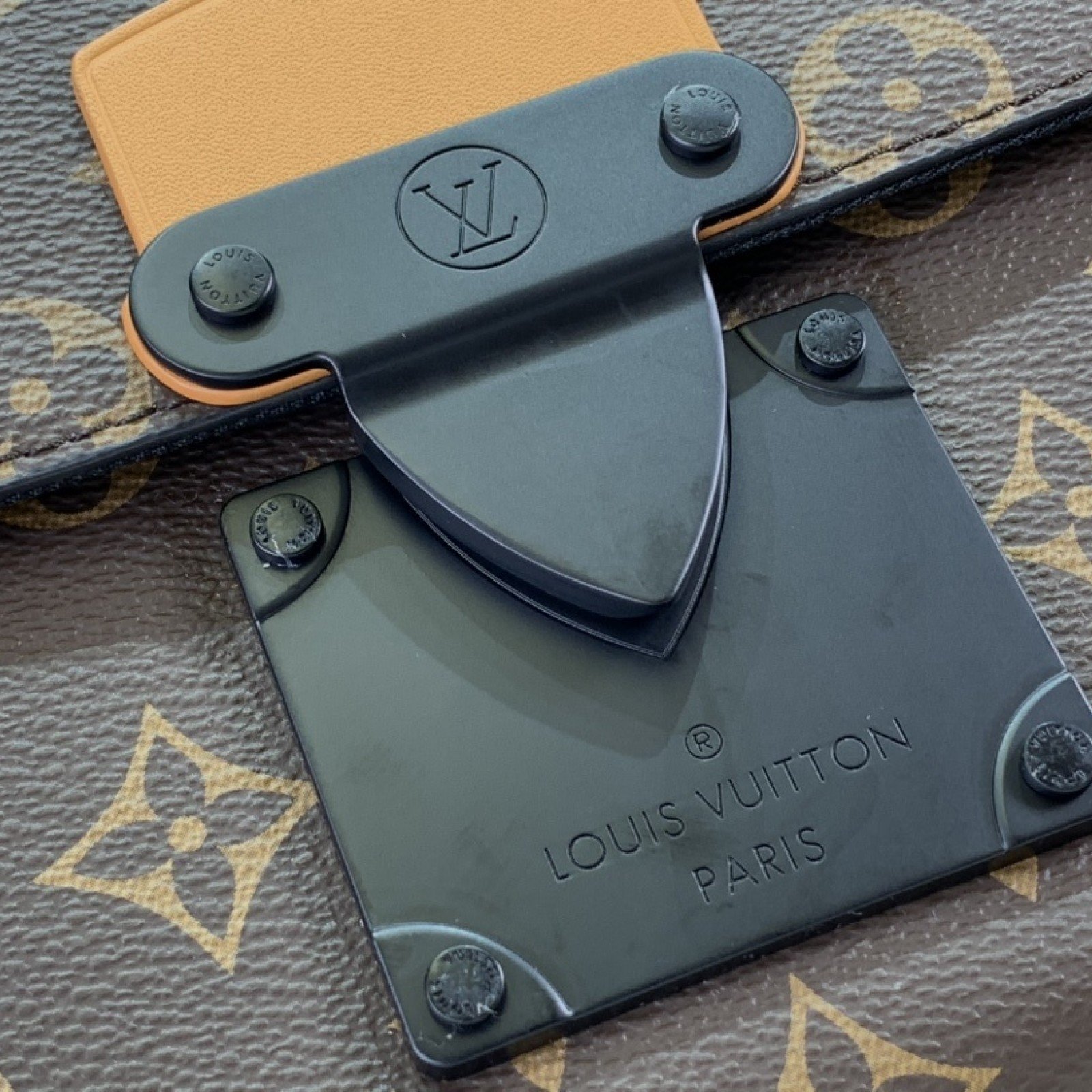 LV Should bag m46688