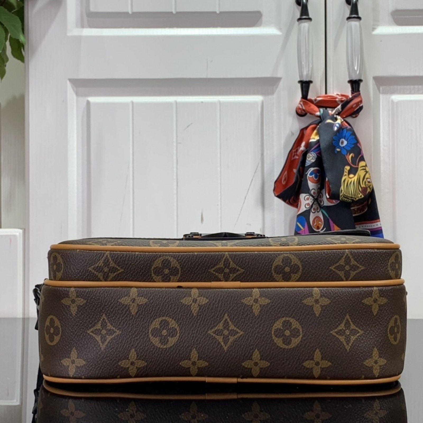 LV Should bag m46688