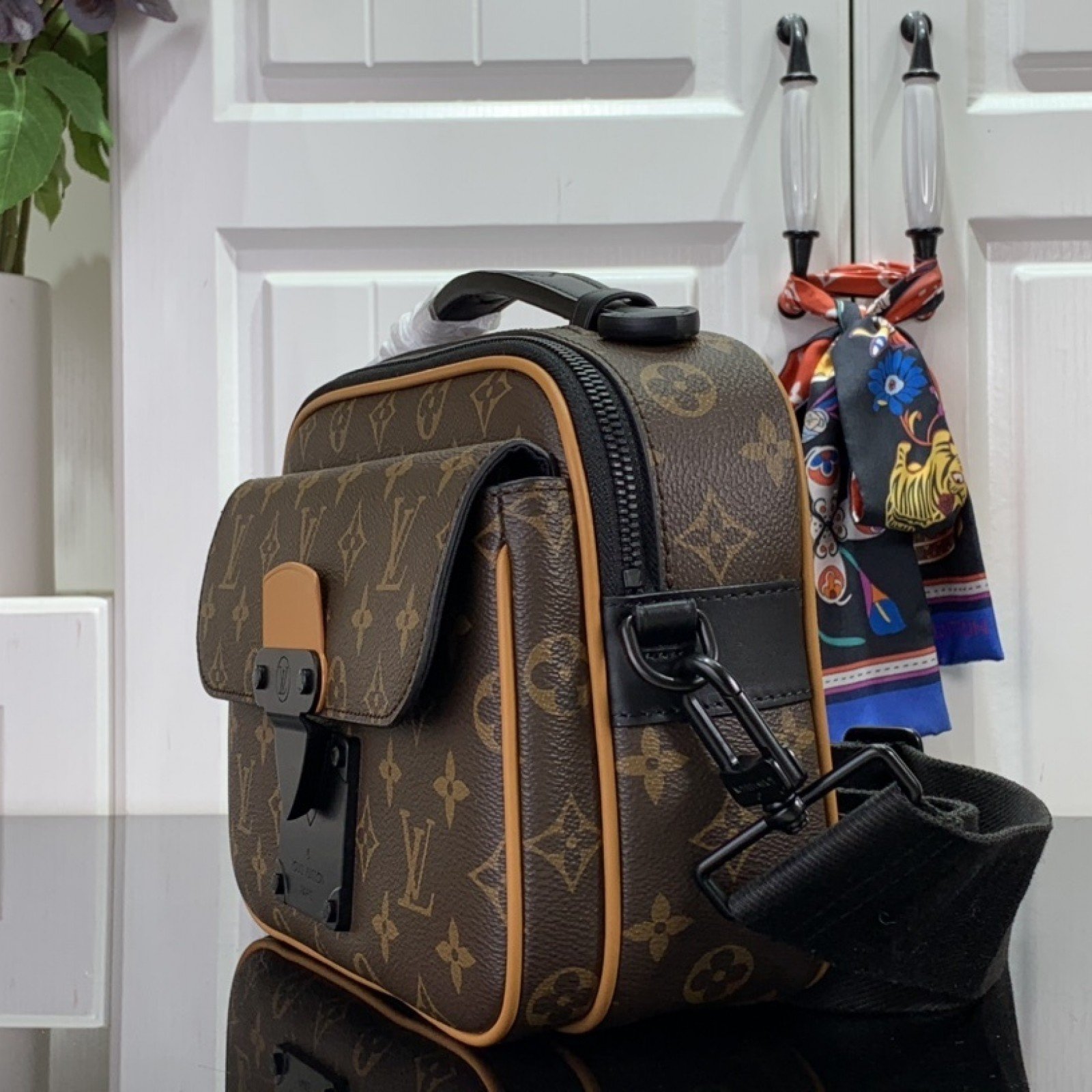 LV Should bag m46688