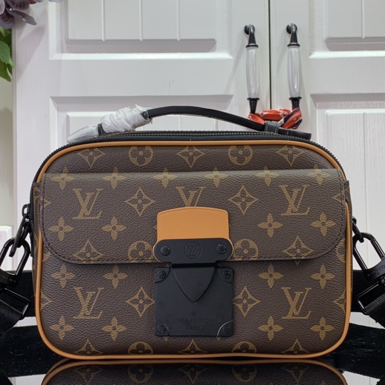 LV Should bag m46688