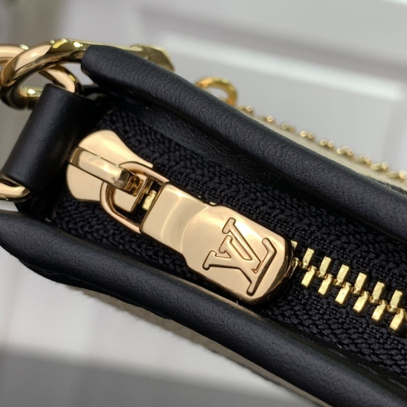 LV Should bag m82472