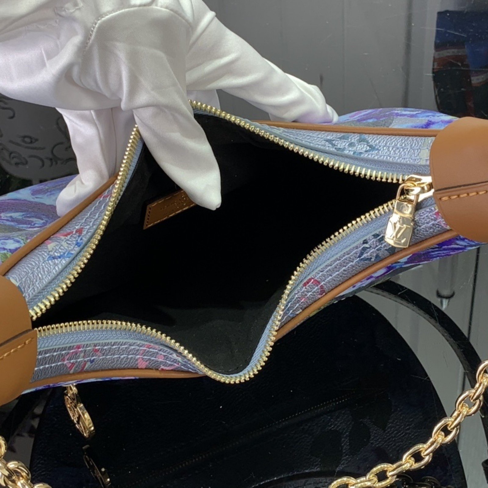LV Shoulder bag M21183