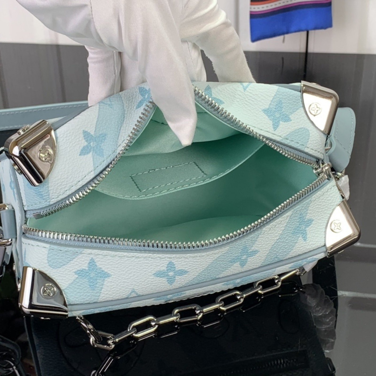 LV Shoulder bag M22588A
