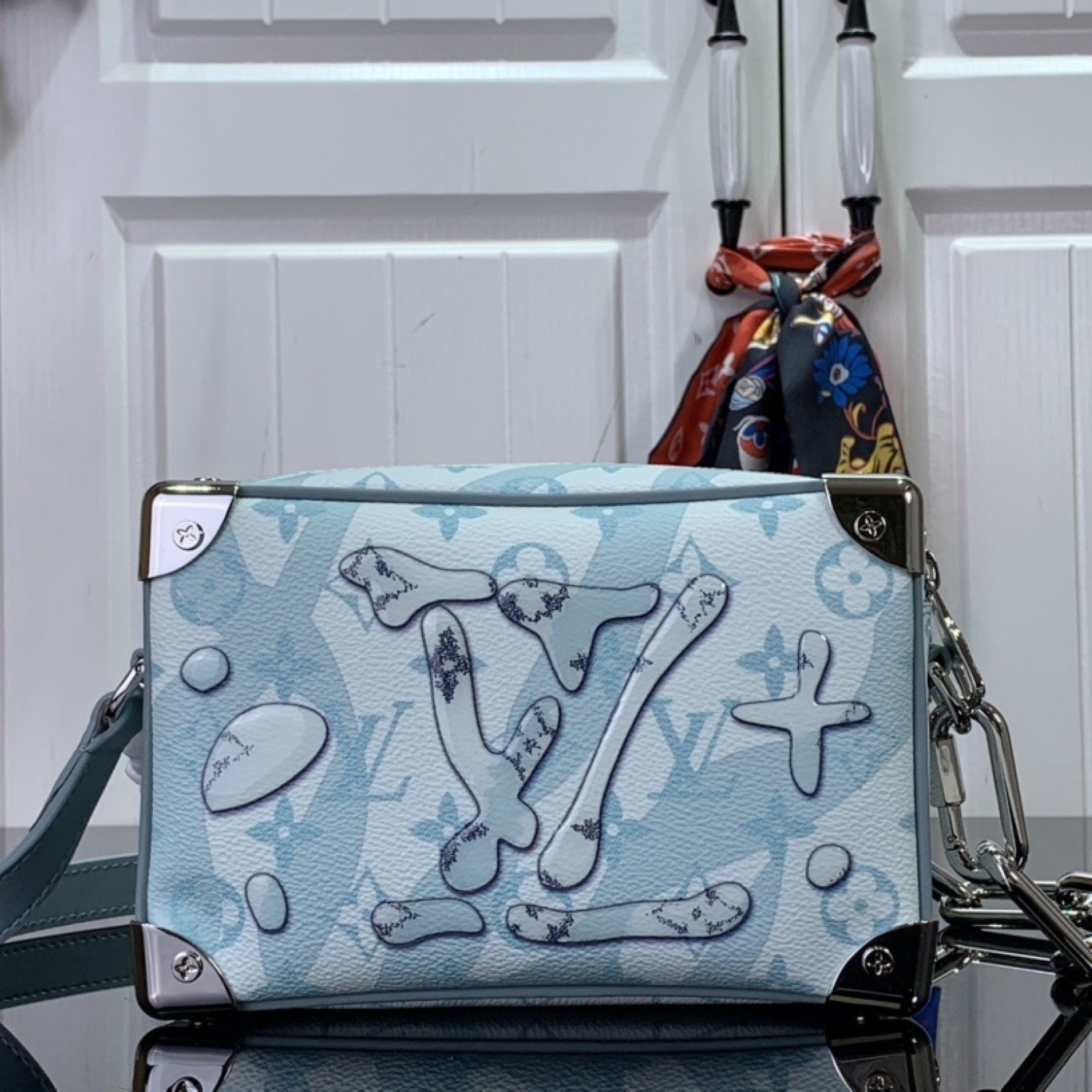 LV Shoulder bag M22588A