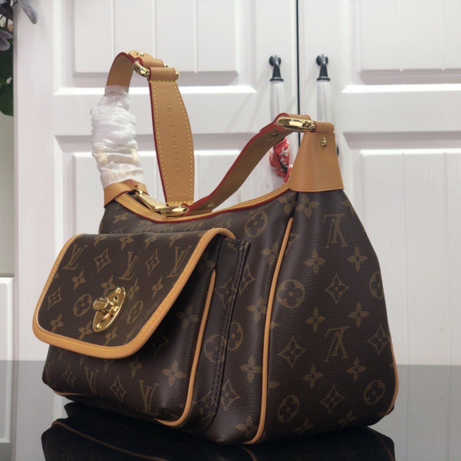LV Shoulder bag M40077