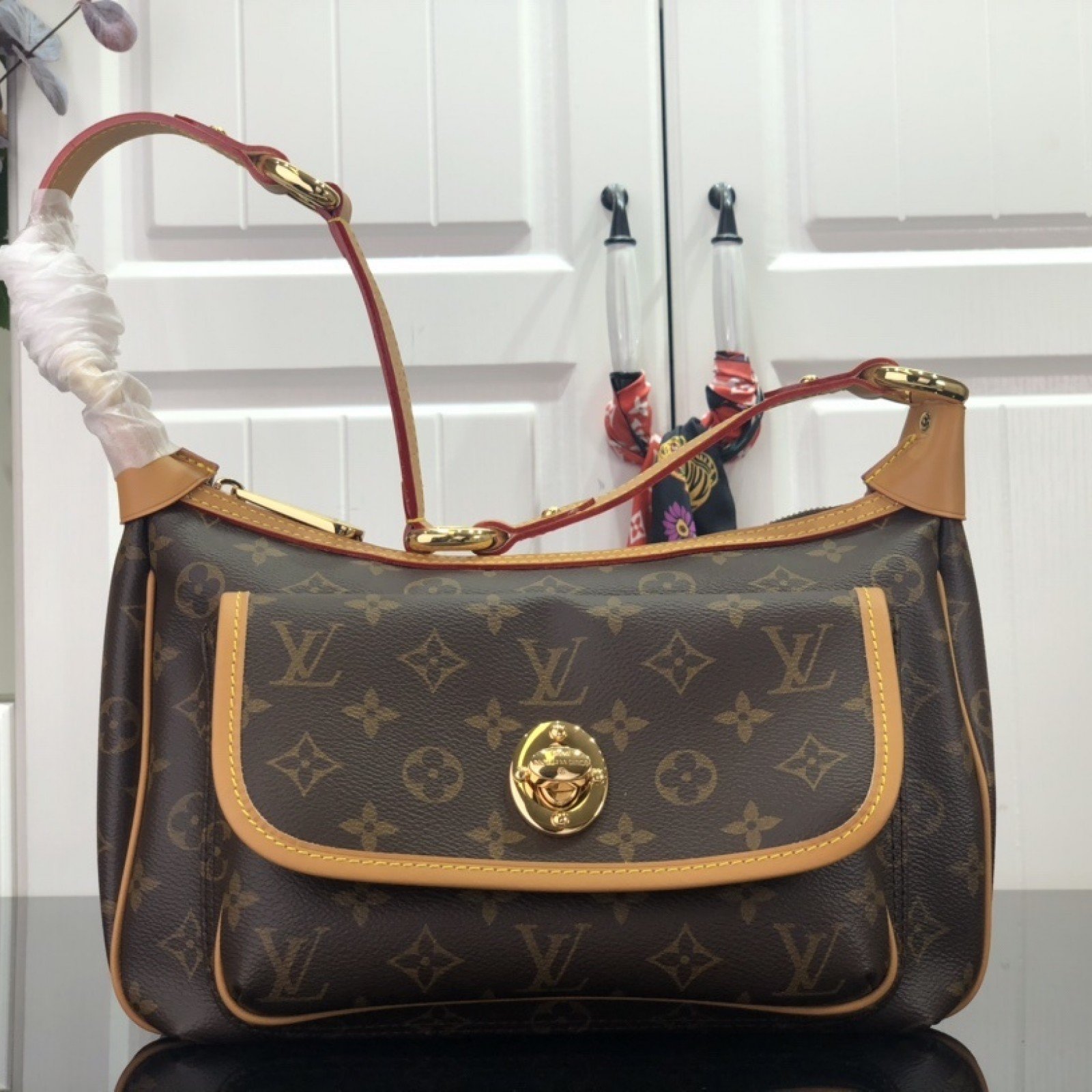 LV Shoulder bag M40077
