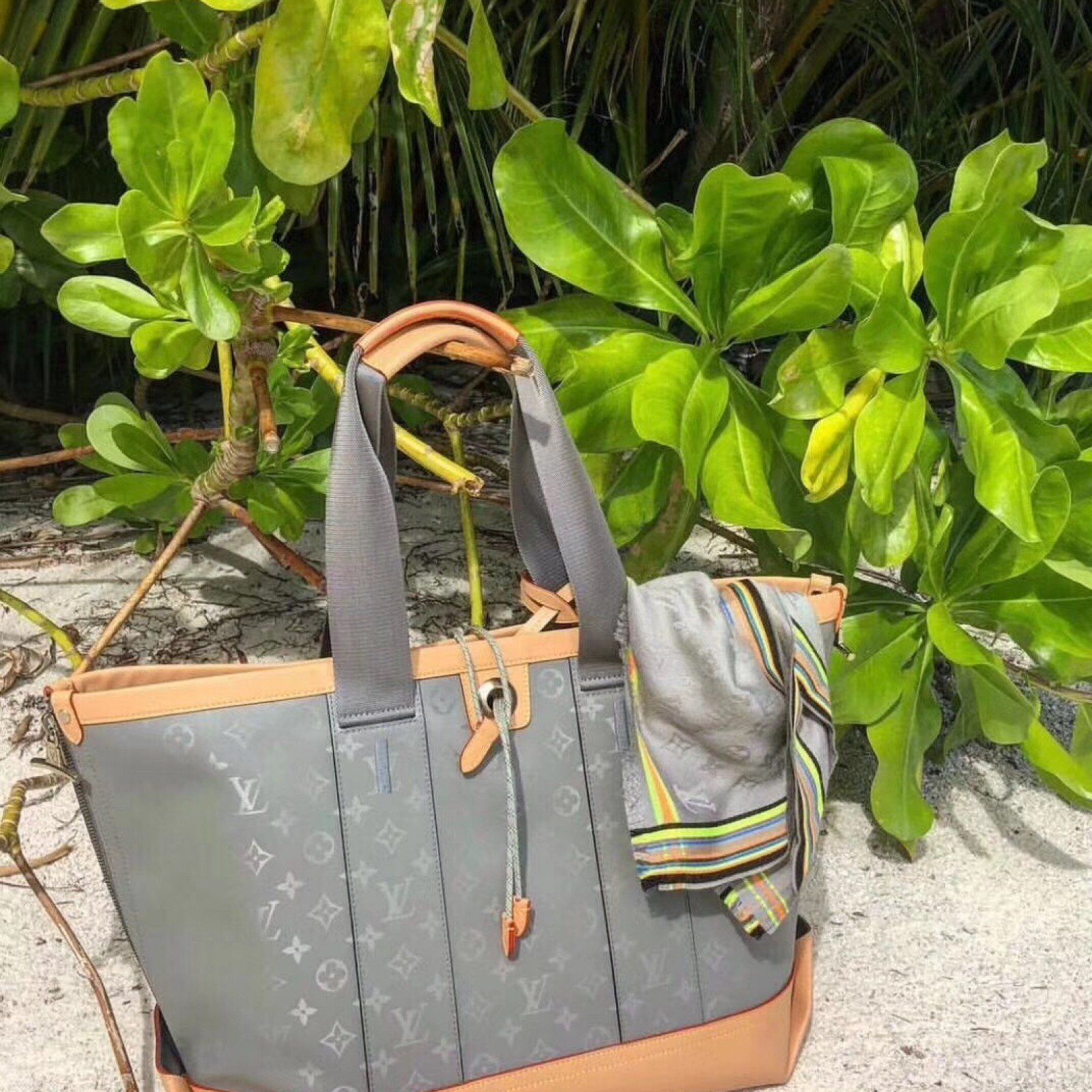 LV Shoulder bag M43882
