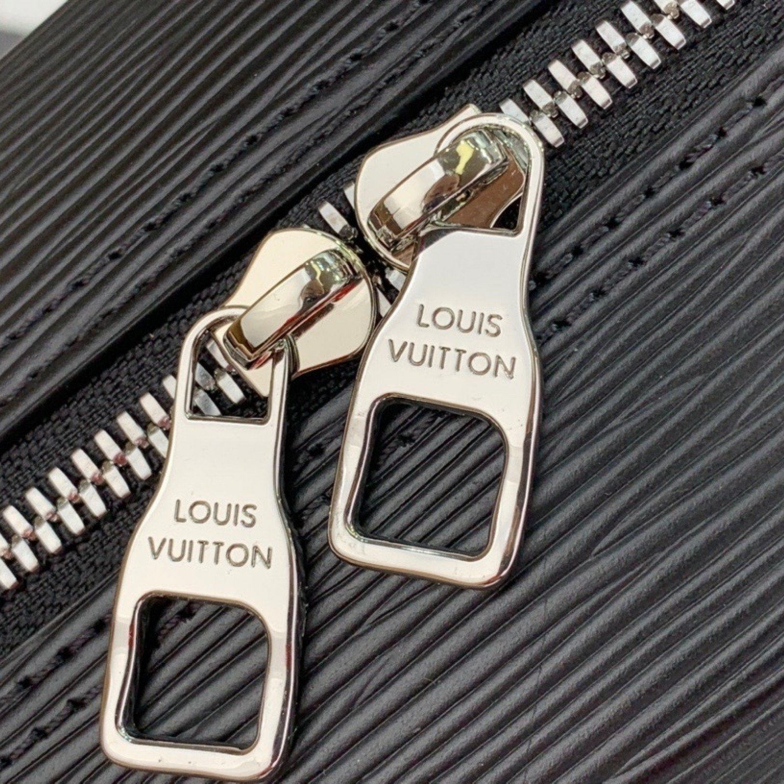 LV Shoulder bag M54390