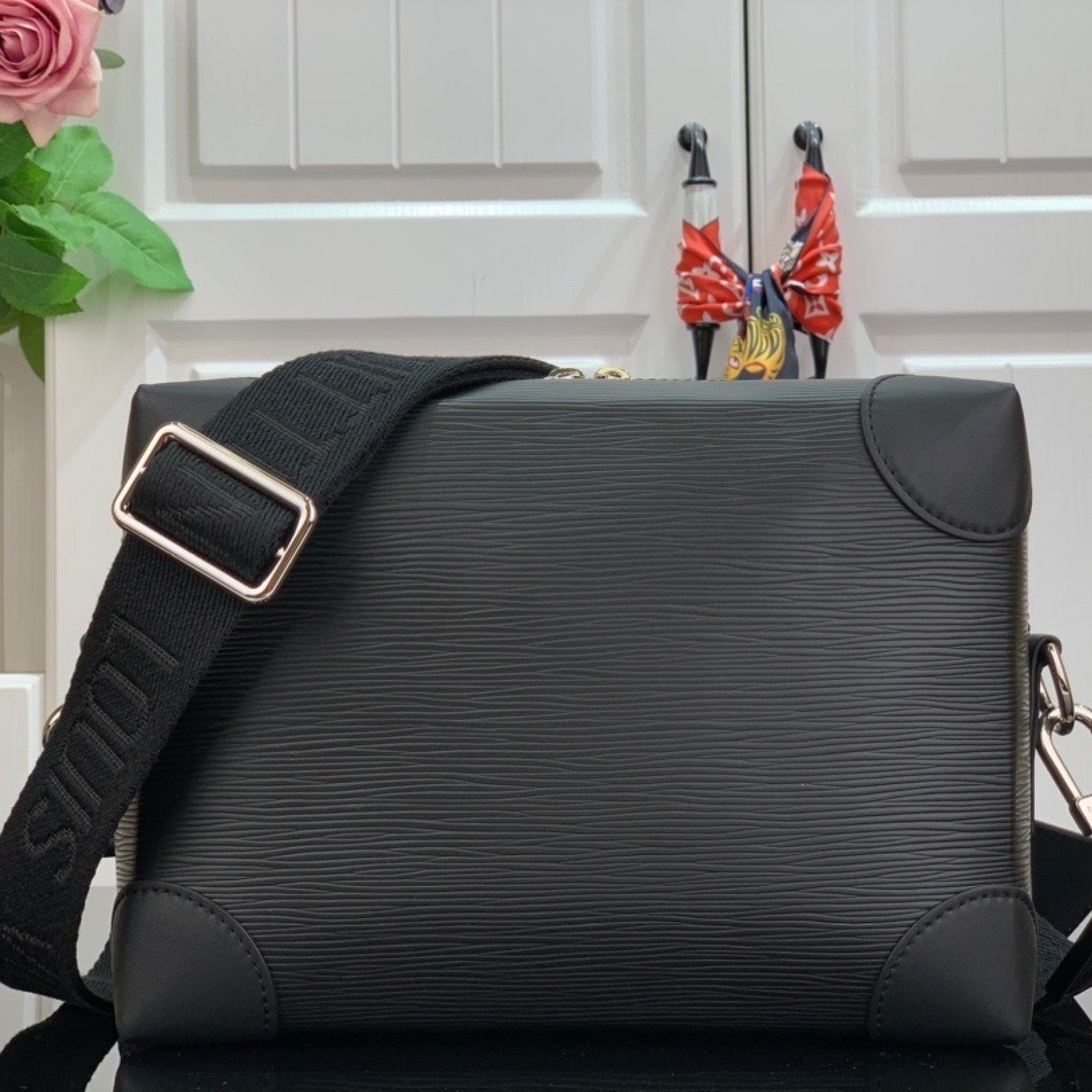 LV Shoulder bag M54390