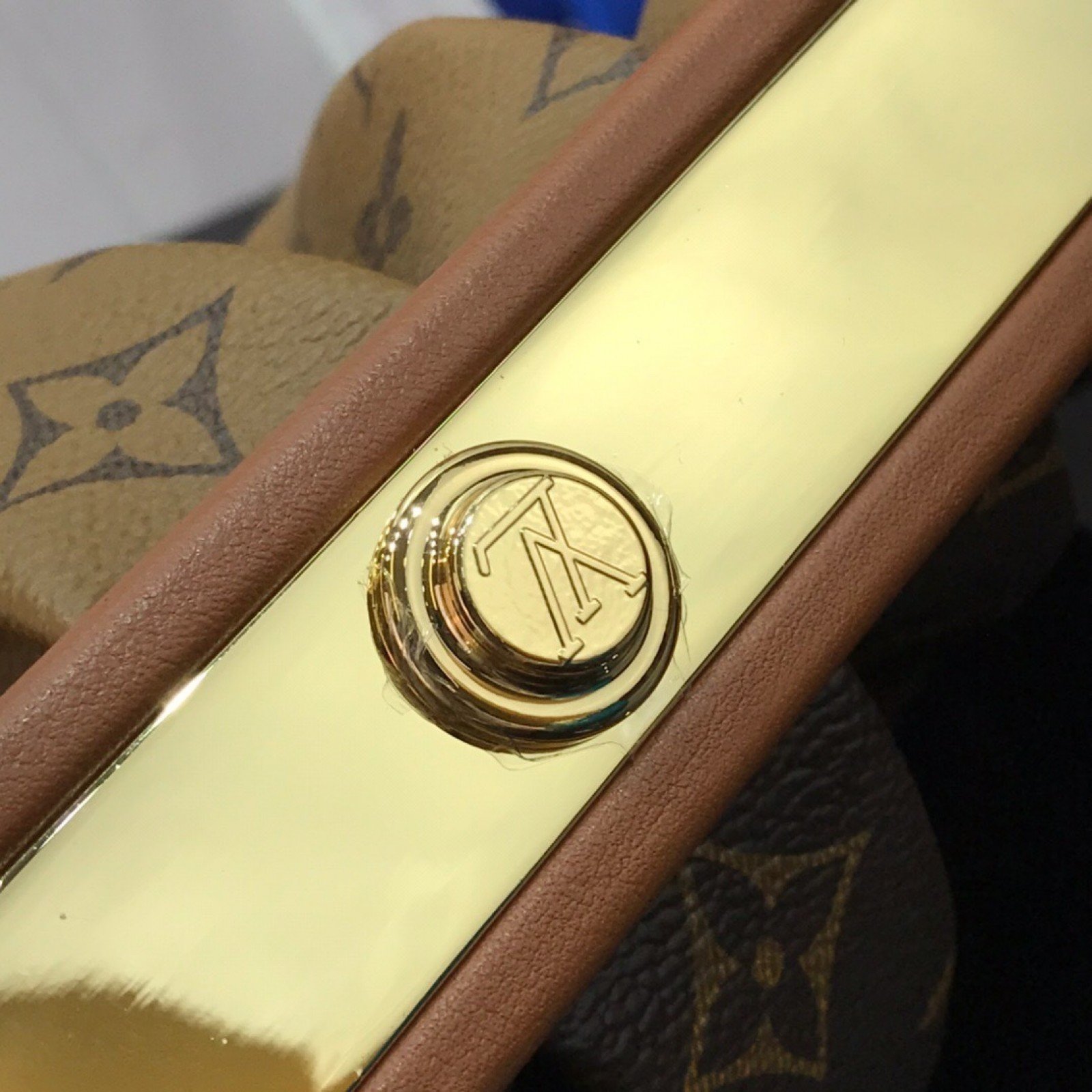 LV Shoulder bag M67606
