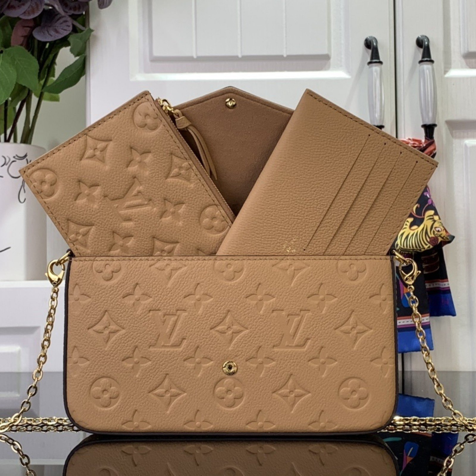LV Shoulder bag M69977