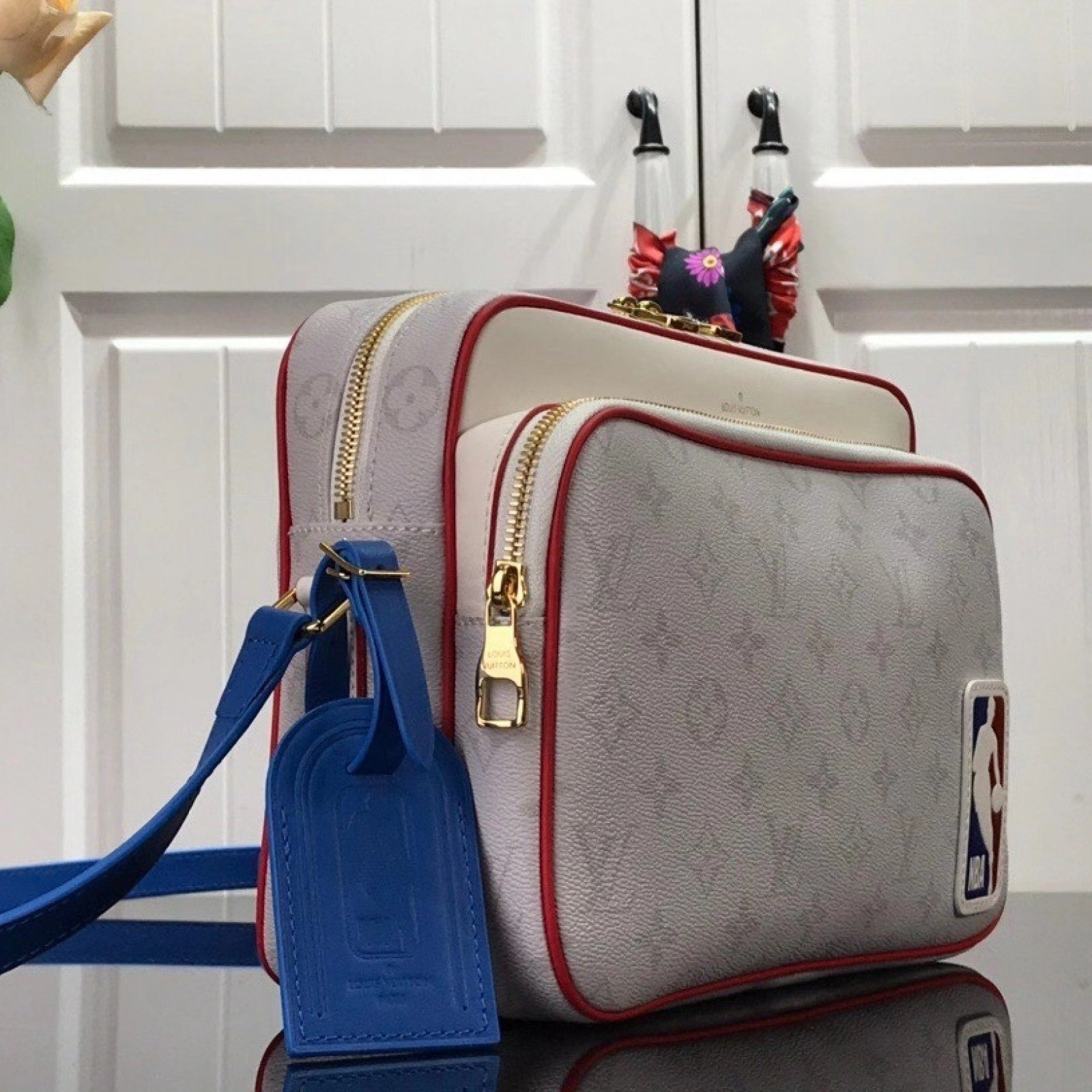 LV Shoulder bag M85141