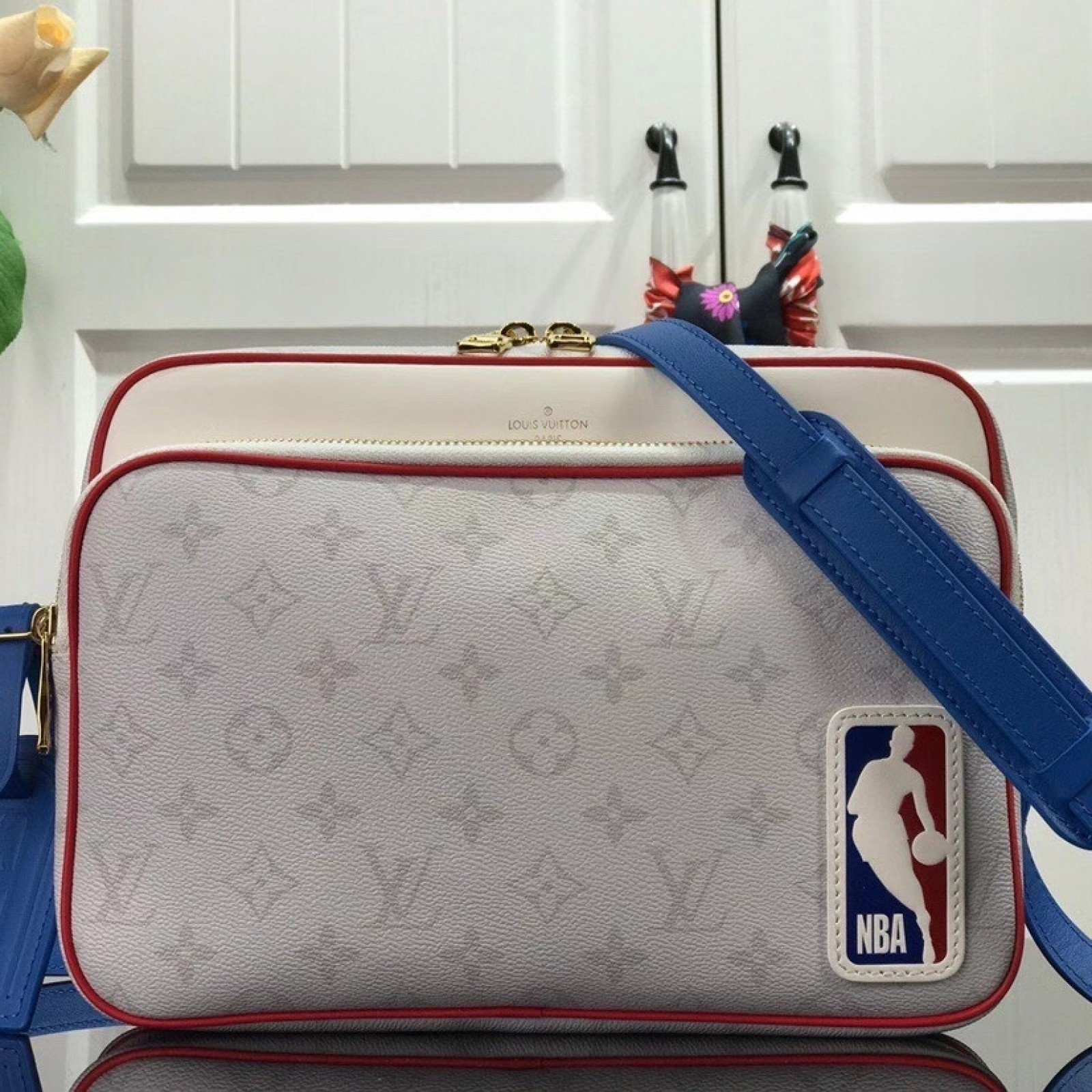 LV Shoulder bag M85141