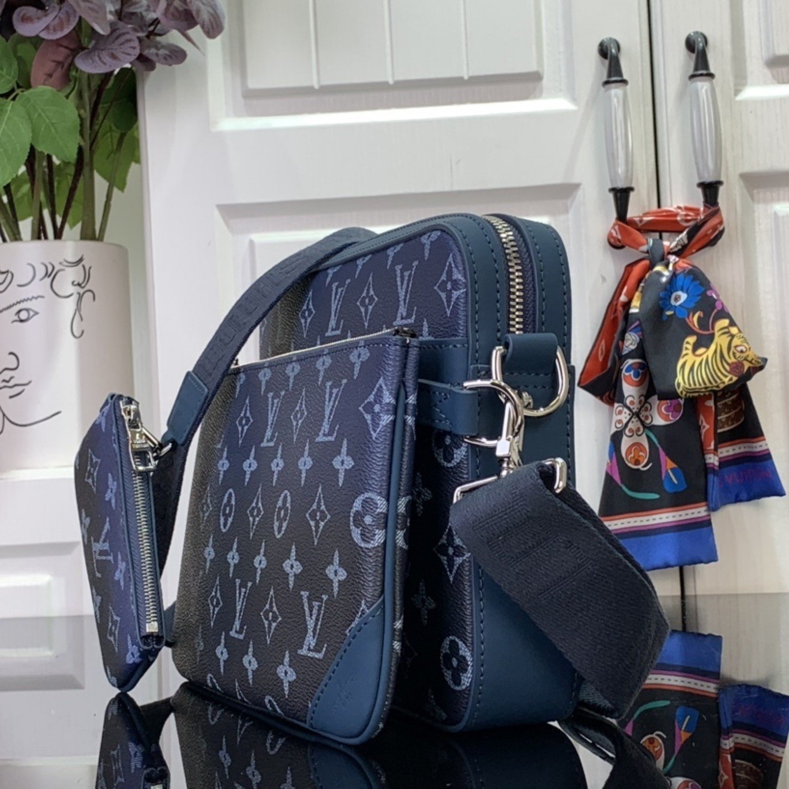 LV Shoulder bag m11592