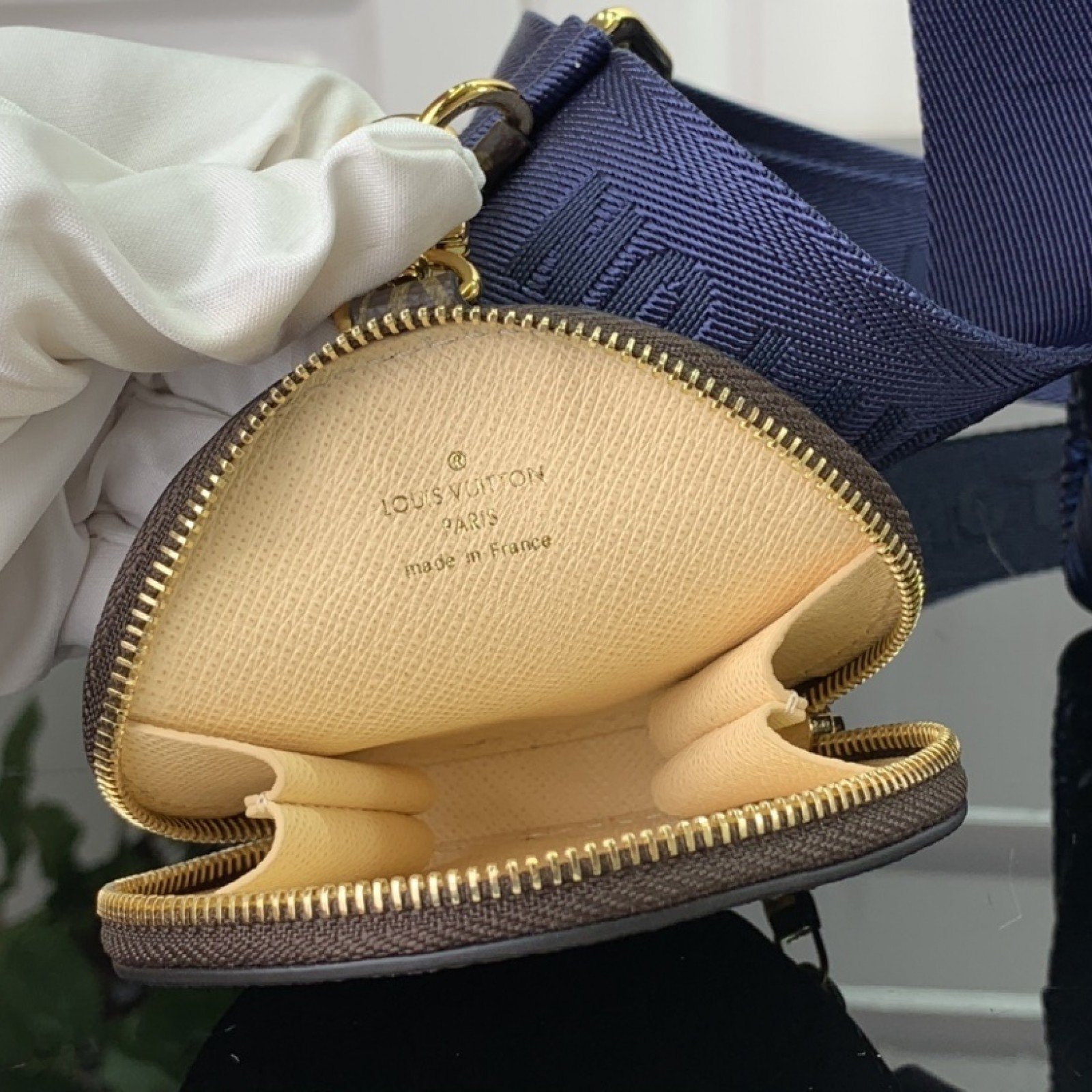 LV Shoulder bag m21057