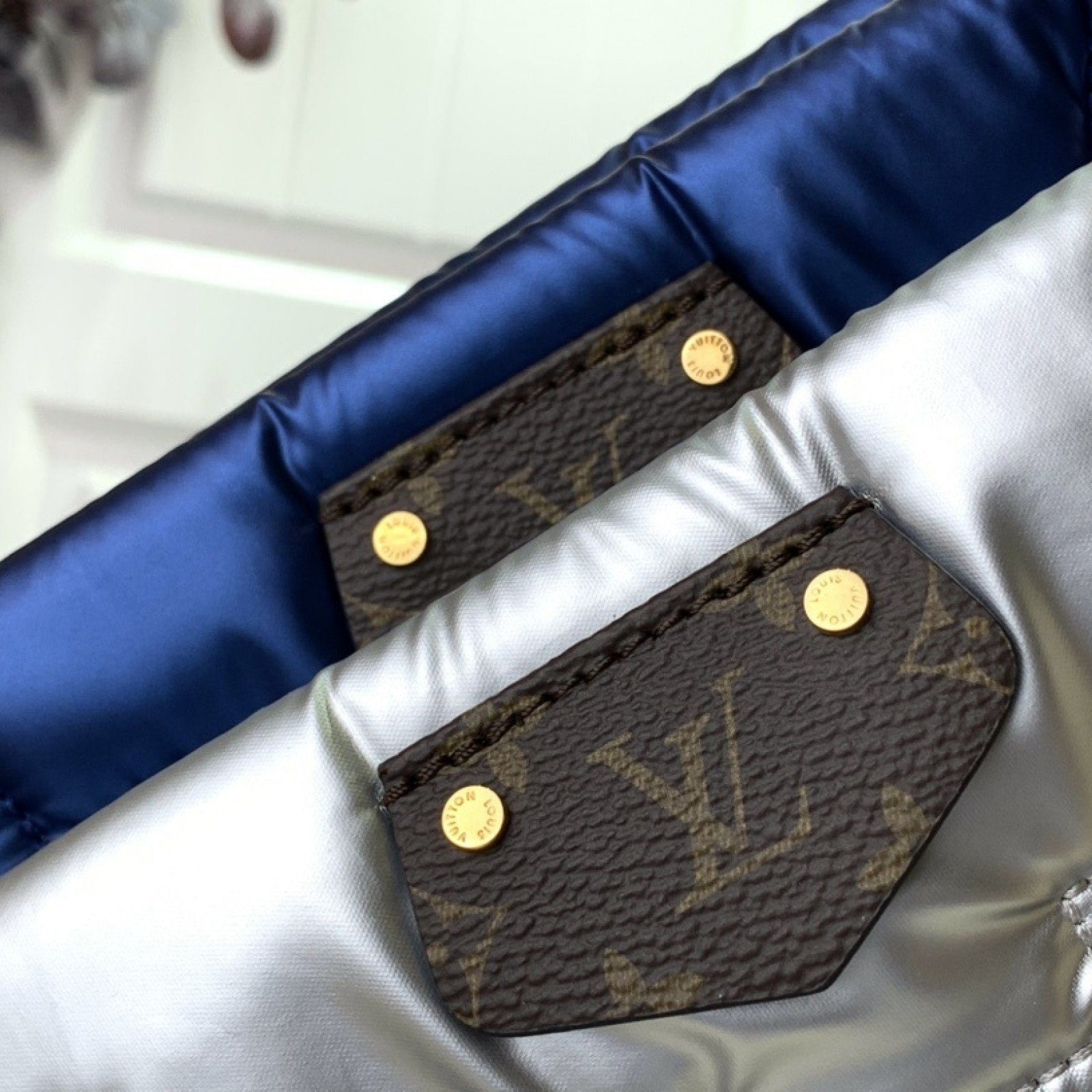 LV Shoulder bag m21057