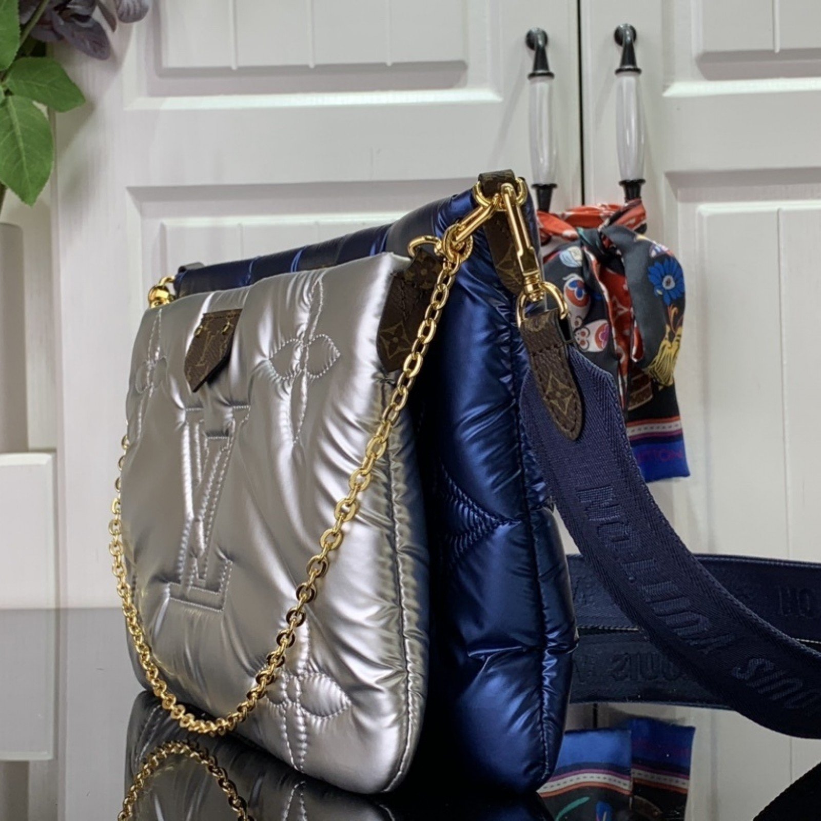 LV Shoulder bag m21057