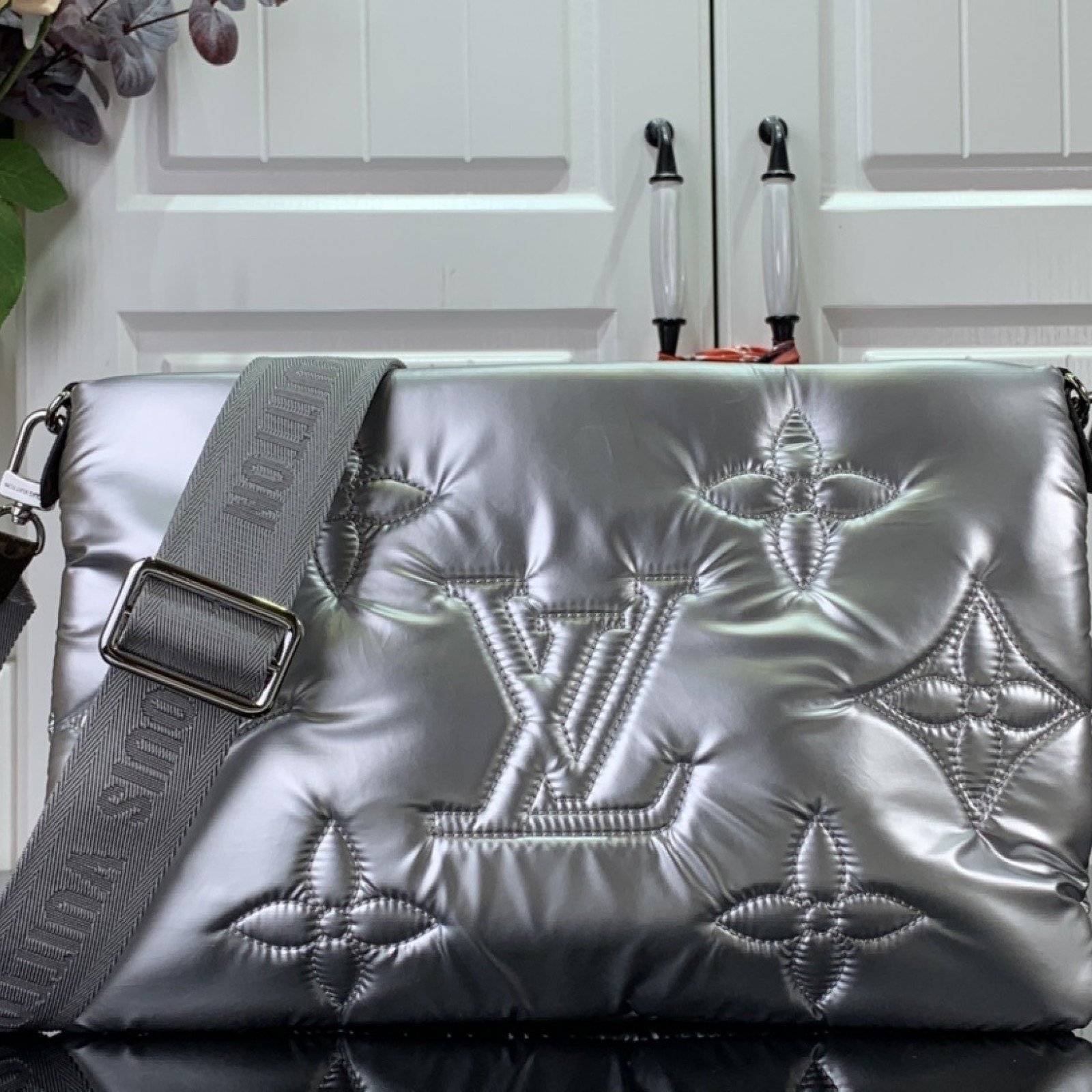 LV Shoulder bag m21057