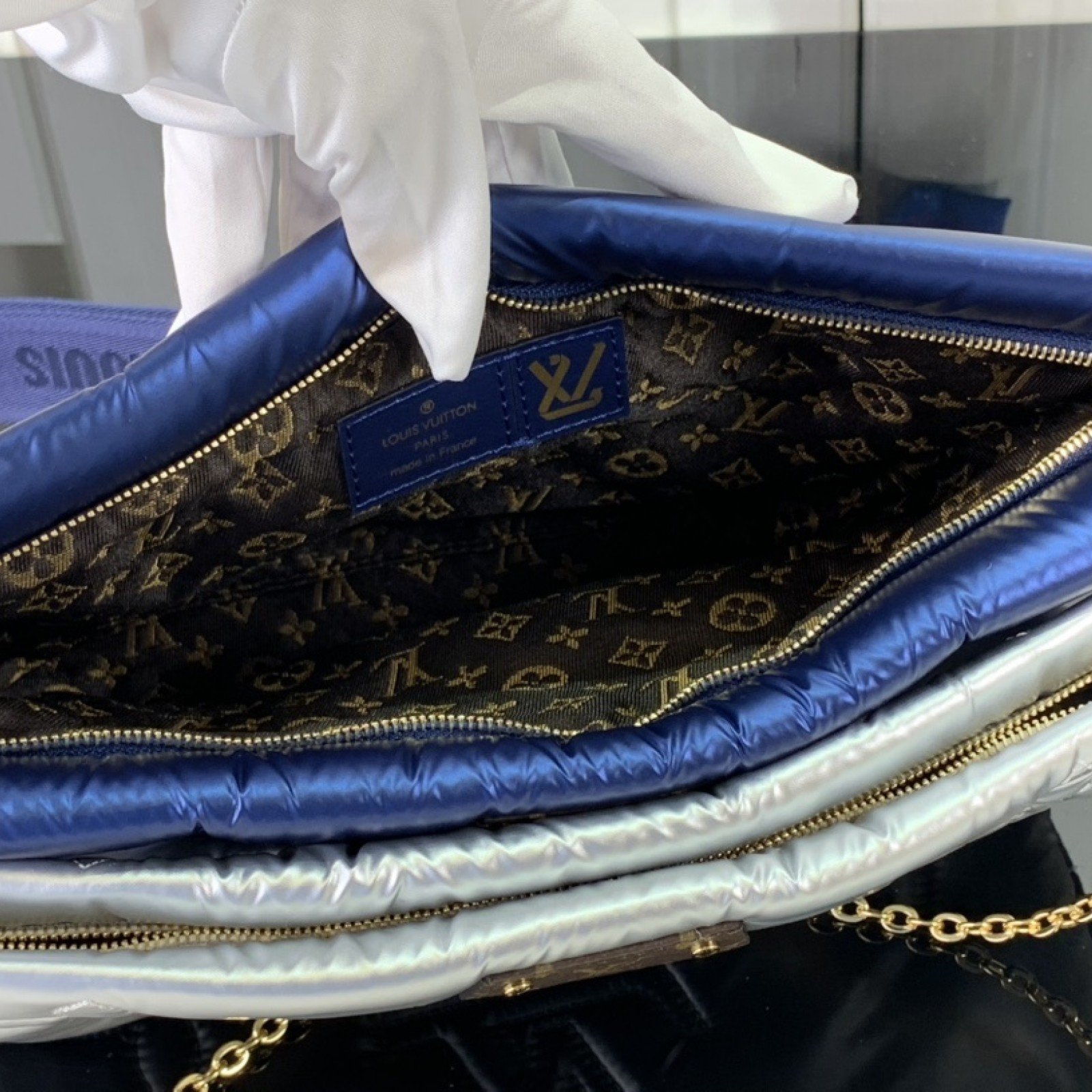 LV Shoulder bag m21057