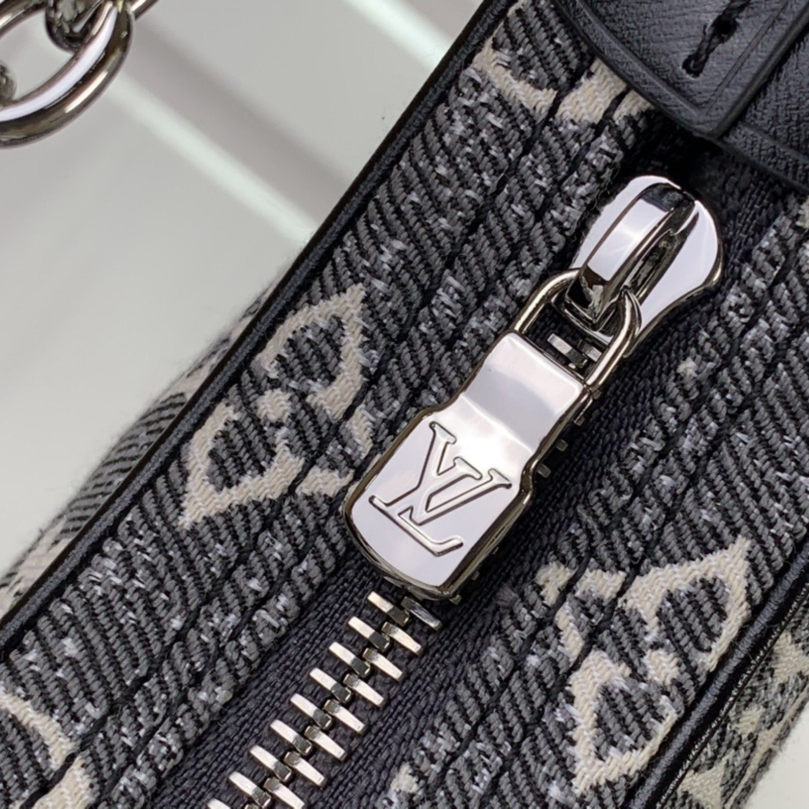 LV Shoulder bag m21752 81098